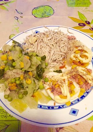 Una foto de Anguriñas con verduras y huevos rellenos(combo sano😉)