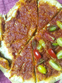 Una foto de Pizza con Tomates Cherry🍅
