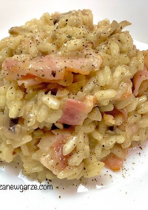 Zdjęcie przepisu Domowe risotto z pieczarkami i wędzonym boczkiem.