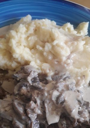 Una foto de Puré con carne en salsa de champiñones