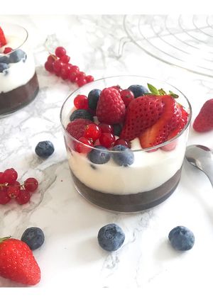 Une photo de Verrine au chocolat, fromage blanc et fruits rouges !