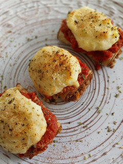 Una foto de Rollitos de berenjena rellenos de boloñesa y gratinados con bechamel
