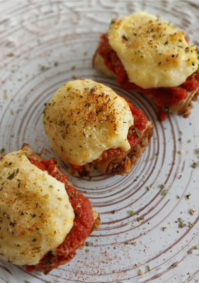 Una foto de Rollitos de berenjena rellenos de boloñesa y gratinados con bechamel