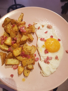Una foto de Patatas y huevos "fritos"