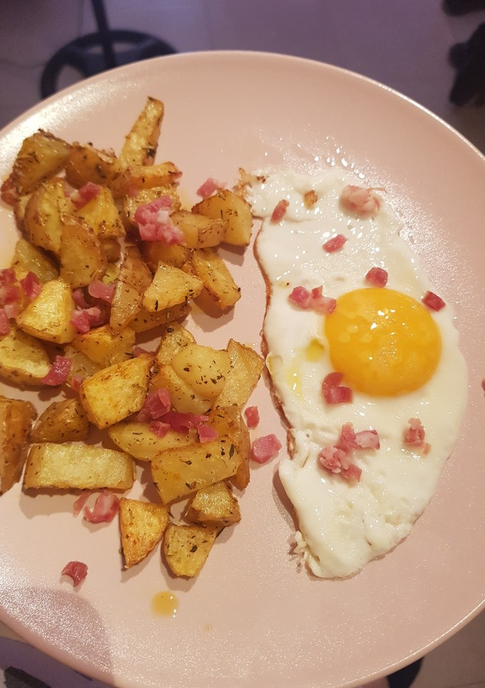 Una foto de Patatas y huevos "fritos"