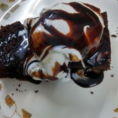 A picture of Sizziling Brownie with icecream.