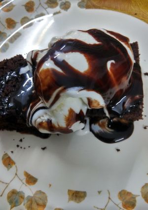 A picture of Sizziling Brownie with icecream.