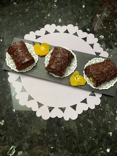 Una foto de Bracitos de chocolate 🍫,rellenos de crema de naranja 🍊