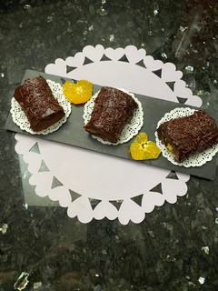 Una foto de Bracitos de chocolate 🍫,rellenos de crema de naranja 🍊