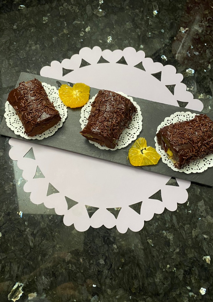 Una foto de Bracitos de chocolate 🍫,rellenos de crema de naranja 🍊