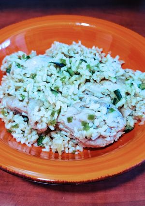 Una foto de Pollo con verduras y arroz