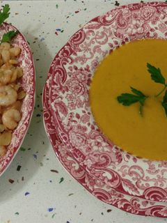 Una foto de Crema de pescado con gambas al ajillo