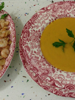 Una foto de Crema de pescado con gambas al ajillo