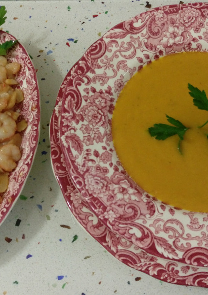 Una foto de Crema de pescado con gambas al ajillo