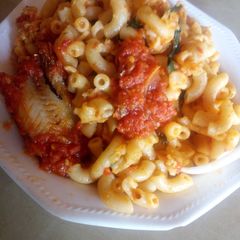 A picture of Jollof macaroni with panla fish.