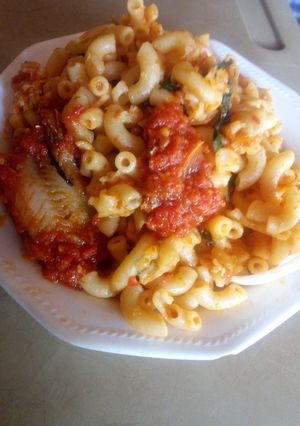 A picture of Jollof macaroni with panla fish.