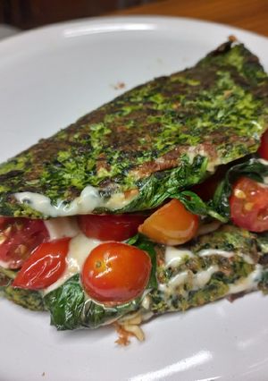 Una foto de Omelette de espinaca caprese