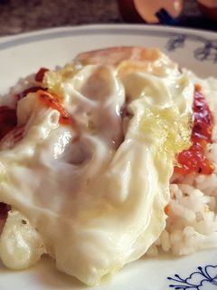 Una foto de Arroz con tomate y huevo frito