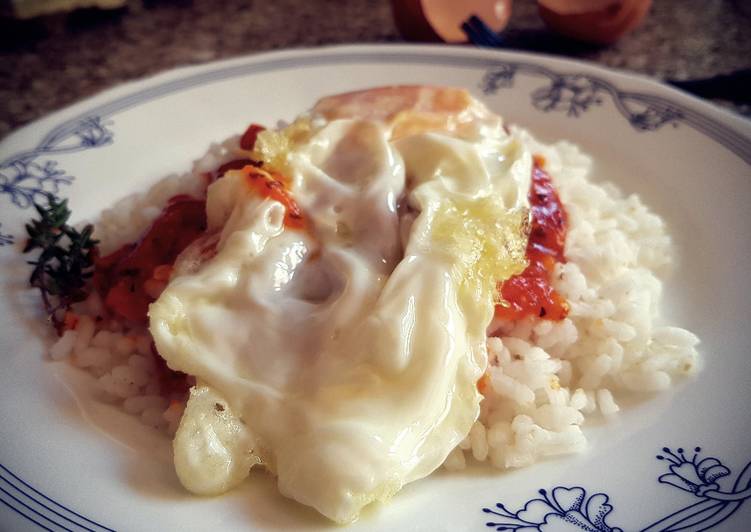 Arroz con tomate y huevo frito