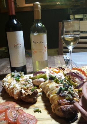 Una foto de Pechugas de pollo primavera con papas libro y chauchas