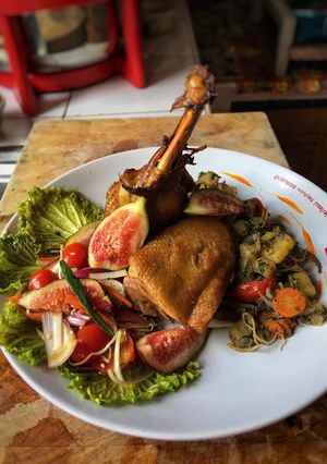 รูปของ East meet West: Crispy Duck & Fig salad
