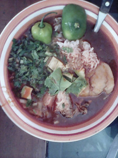 Una foto de Caldo de pollo rojo