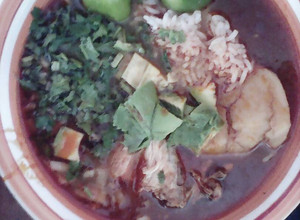 Una foto de Caldo de pollo rojo
