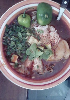 Una foto de Caldo de pollo rojo