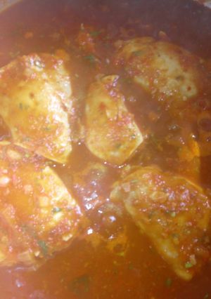 Una foto de Pollo en salsa de guajillos a la Mario, s