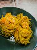 Spaghetti con pesto di pistacchi e gamberetti