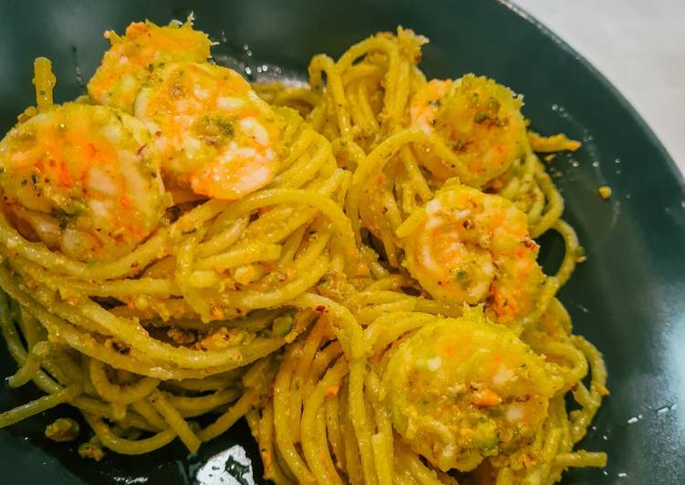 Easiest Way to Make Favorite Spaghetti con pesto di pistacchi e gamberetti
