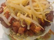 Una foto de salmón ahumado con aguacates