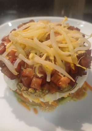 Una foto de Tartar de Aguacate, Salmón y Mejillones en Escabeche