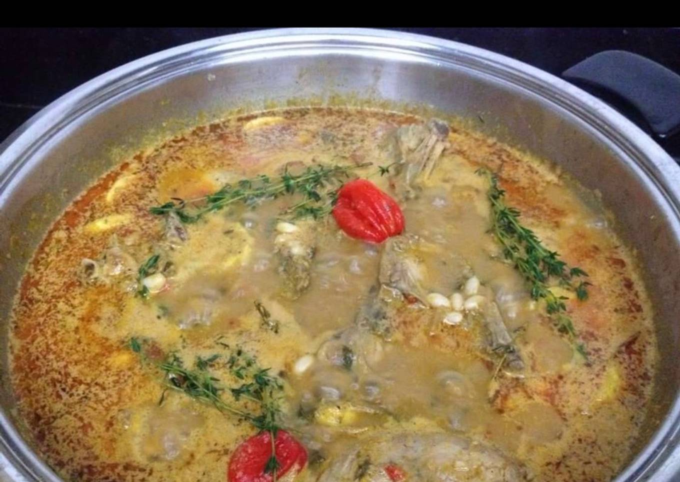 Frijoles blancos con pollo caribeño