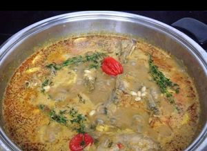 Una foto de Frijoles blancos con pollo caribeño
