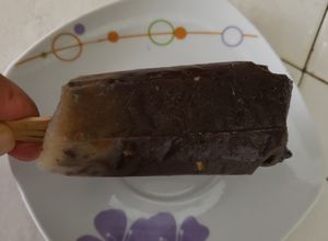 Una foto de Paletas fáciles hechas con galletas oreo y leche