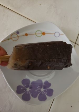 Una foto de Paletas fáciles hechas con galletas oreo y leche