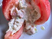 Una foto de tomates rellenos con aguacate