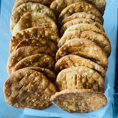 A picture of Wheat flour farsi puri.
