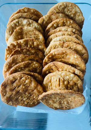 A picture of Wheat flour farsi puri.