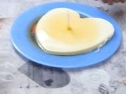 Una foto de tarta de queso con caramelo