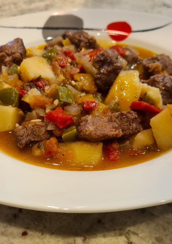 Una foto de Ternera guisada con pimientos y cebolla