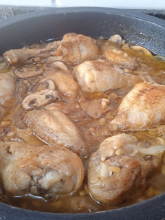 Una foto de Pollo al brandy con champiñones y piñones