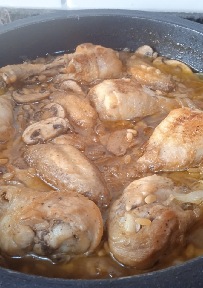 Una foto de Pollo al brandy con champiñones y piñones
