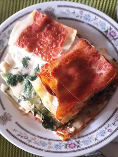 Una foto de Lasaña De Espinaca, Tomate, Queso y Crema
