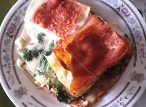 Una foto de Lasaña De Espinaca, Tomate, Queso y Crema