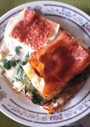Una foto de Lasaña De Espinaca, Tomate, Queso y Crema