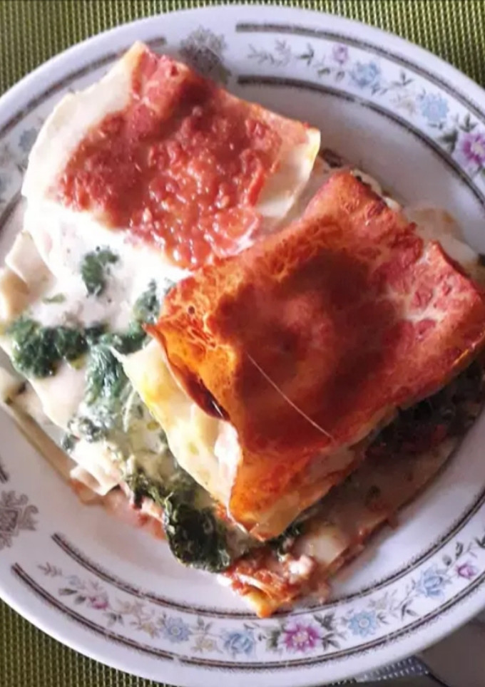 Una foto de Lasaña De Espinaca, Tomate, Queso y Crema