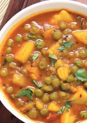 मटर आलू सब्ज़ी (matar aloo sabzi recipe in Hindi) रेसिपी मुख्य फोटो