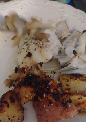Una foto de Merluza austral al horno con papas rústicas
